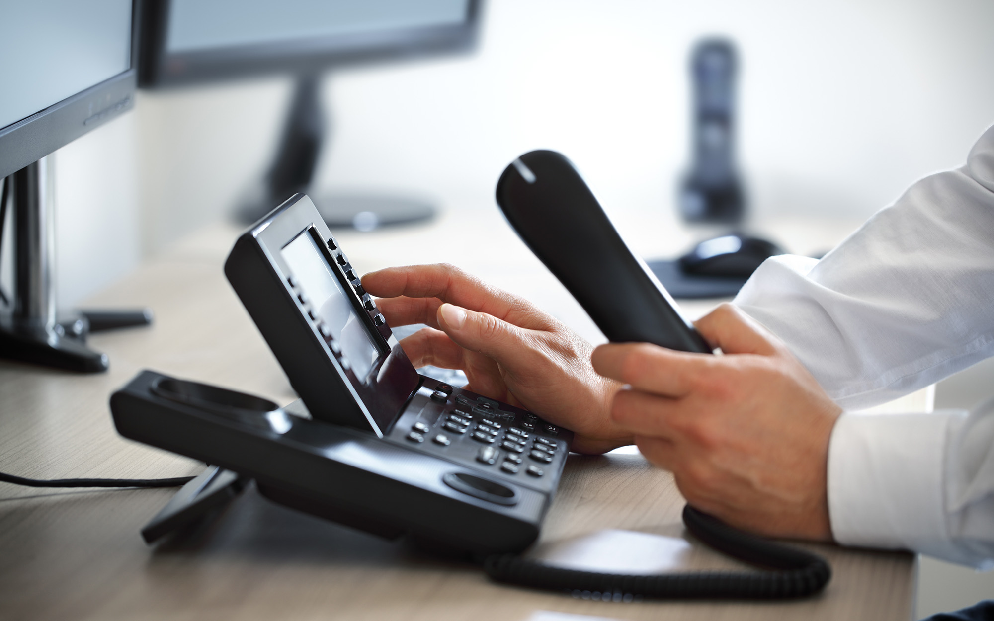 Cost of Business VoIP Solutions vs. Traditional Phone Systems for Growing SMBs